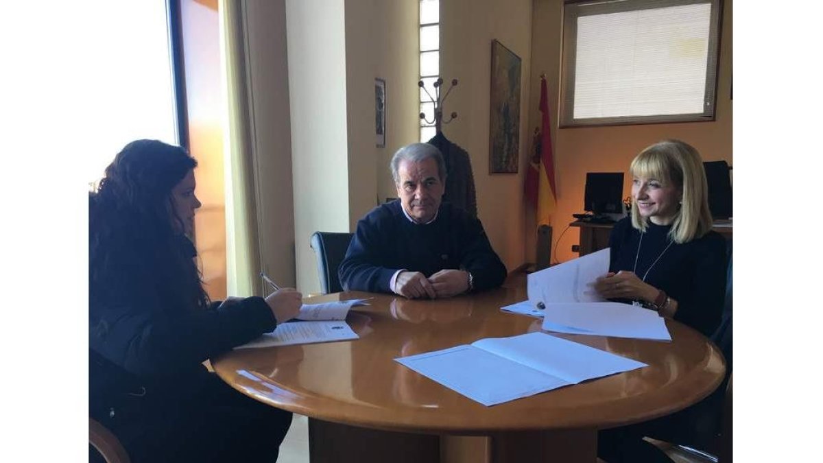 La alcaldesa y el edil de Deportes, en la rúbrica del contrato. DL