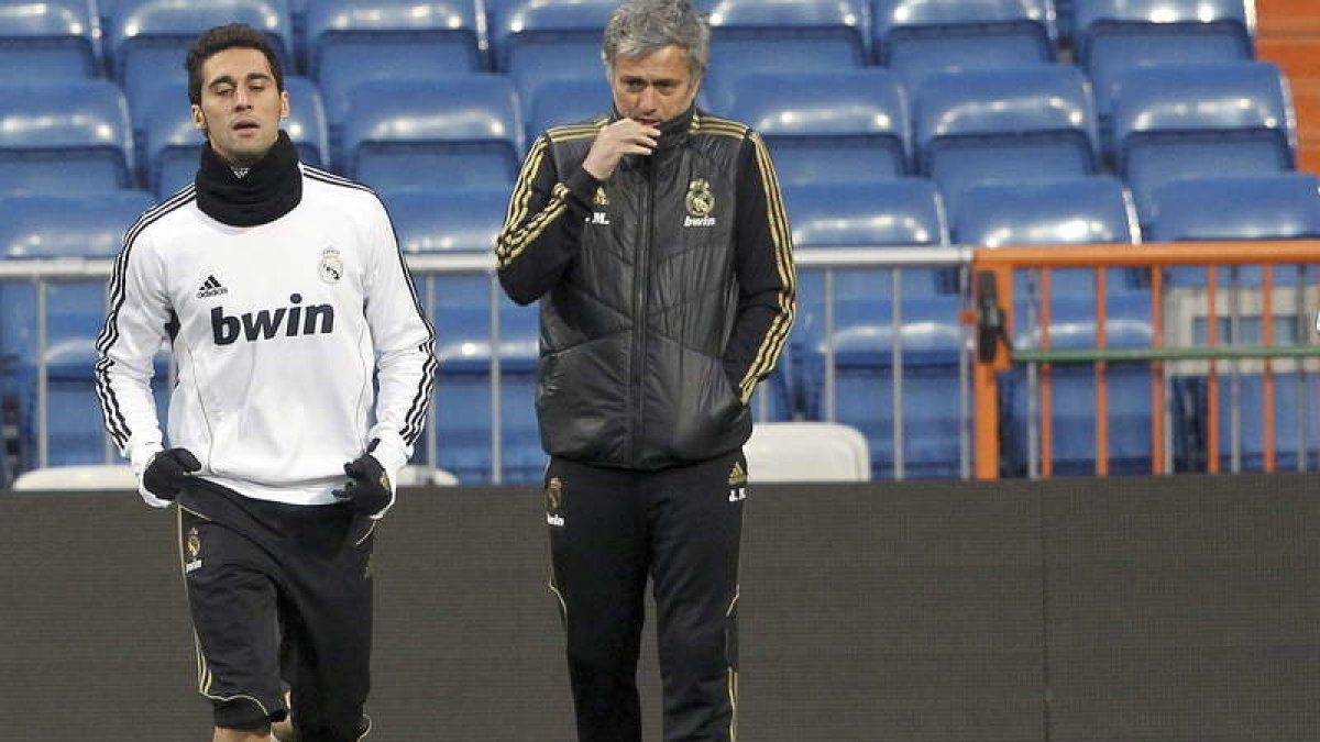 Arbeloa entrenando bajo la mirada de Mourinho.