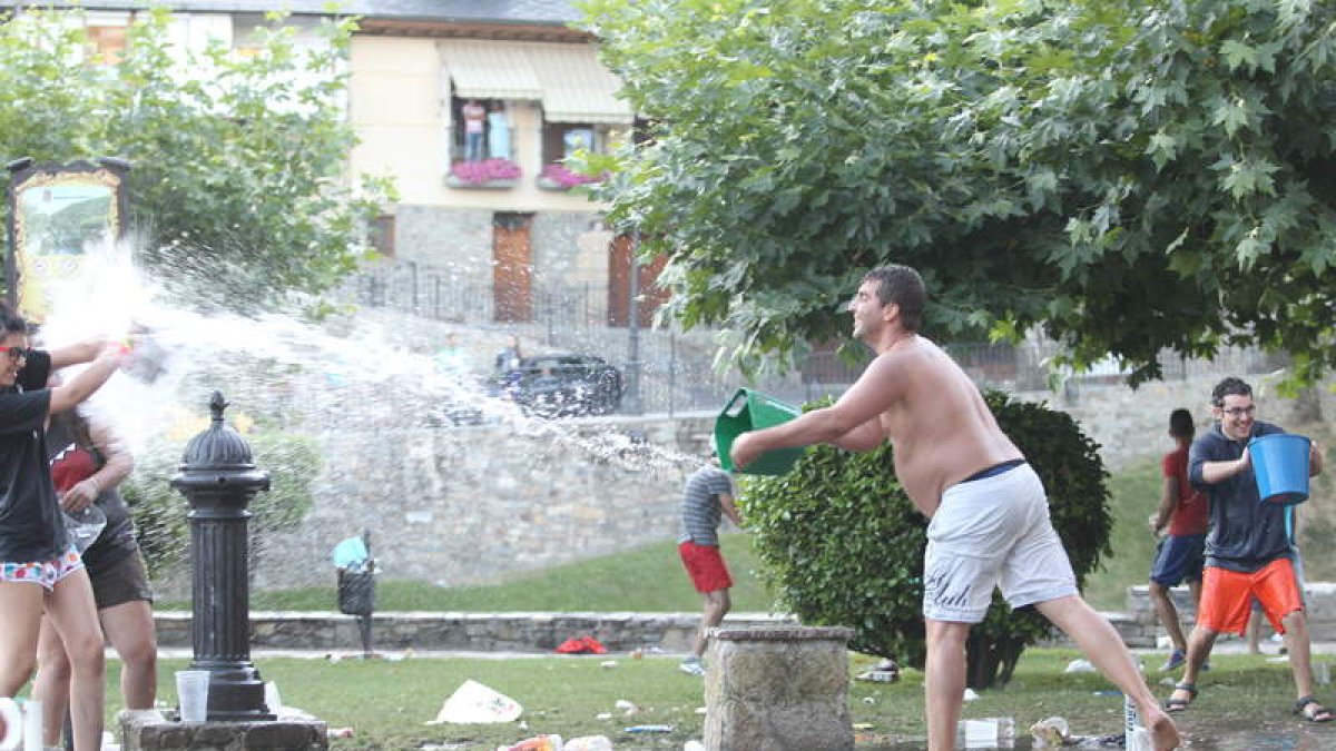 La famosa Fiesta del Agua de Molinaseca volverá a vivir una nueva edición este domingo a partir de las ocho de la mañana en la calle Real.