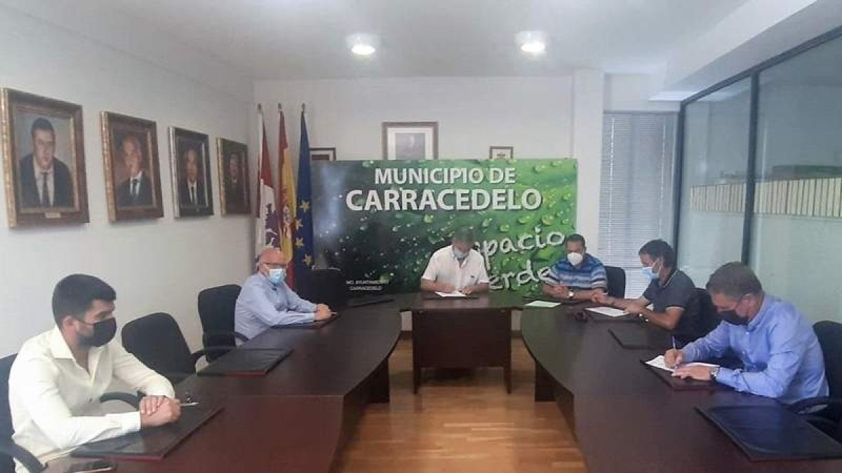Momento de la firma que prorroga el convenio de colaboración. DL