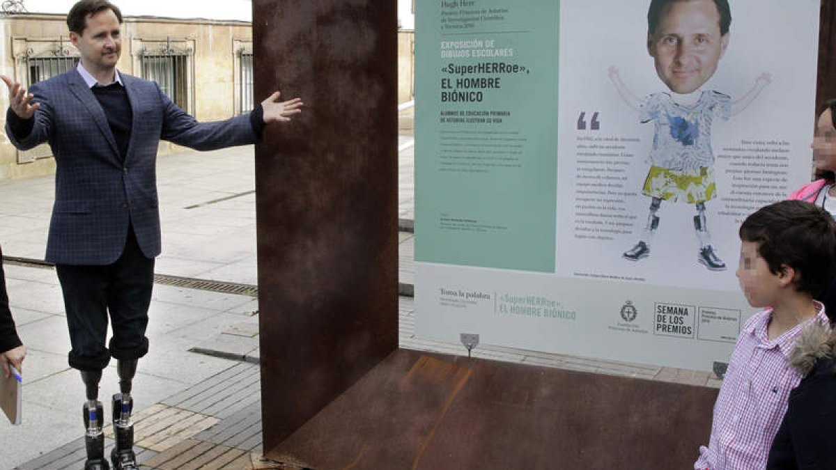 Herr inaugura una exposición de dibujos que han hecho los niños asturianos. ALBERTO MORANTE
