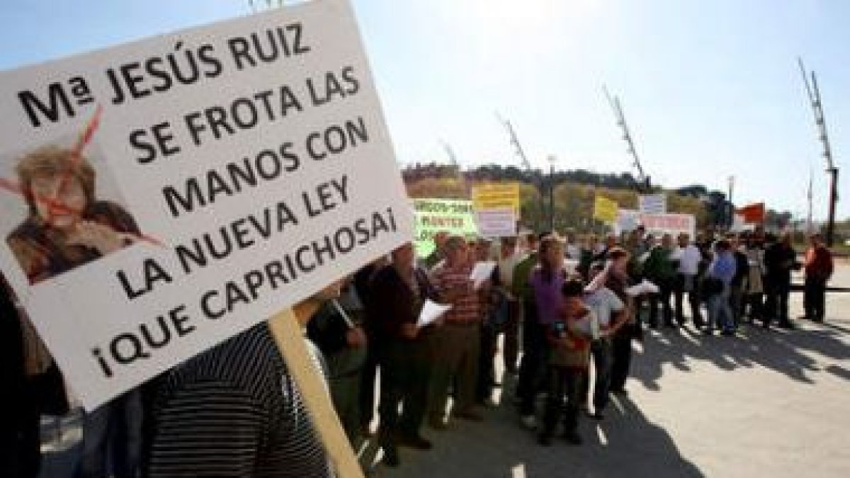 Los manifestantes arremetieron contra la consejera de Medio Ambiente ante las Cortes