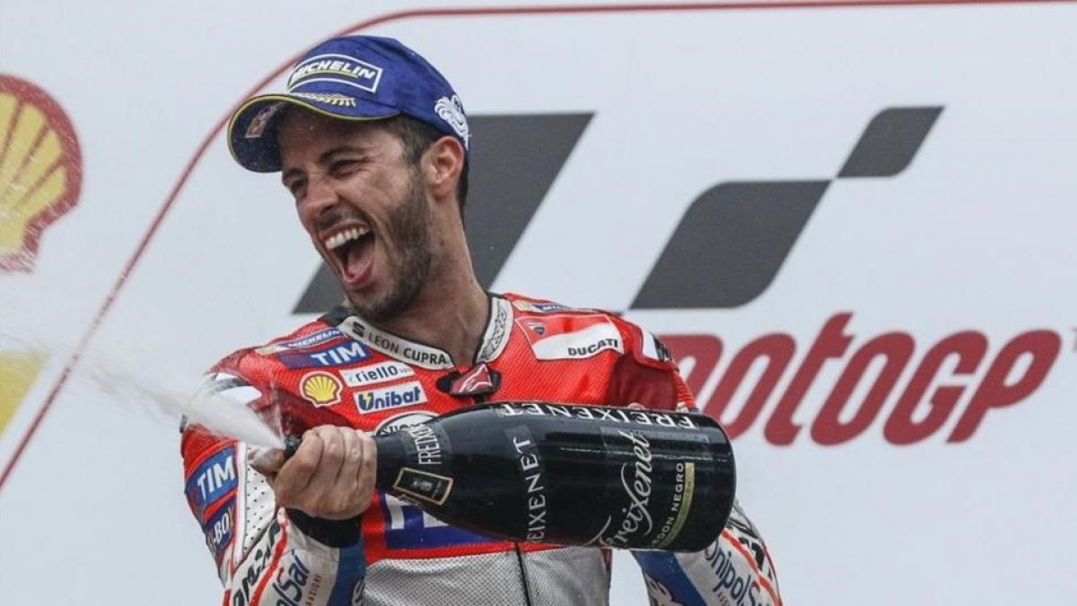 Andrea Dovizioso, eufórico tras su triunfo en Malasia el pasado 29 de octubre.