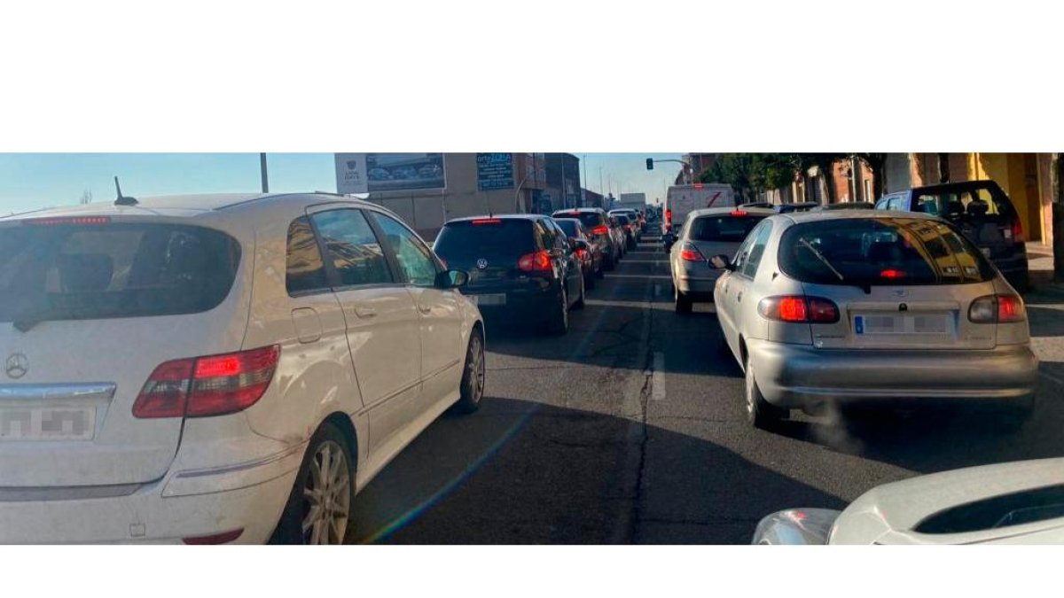 Atasco en la avenida de Doctor Fleming esta mañana. DL