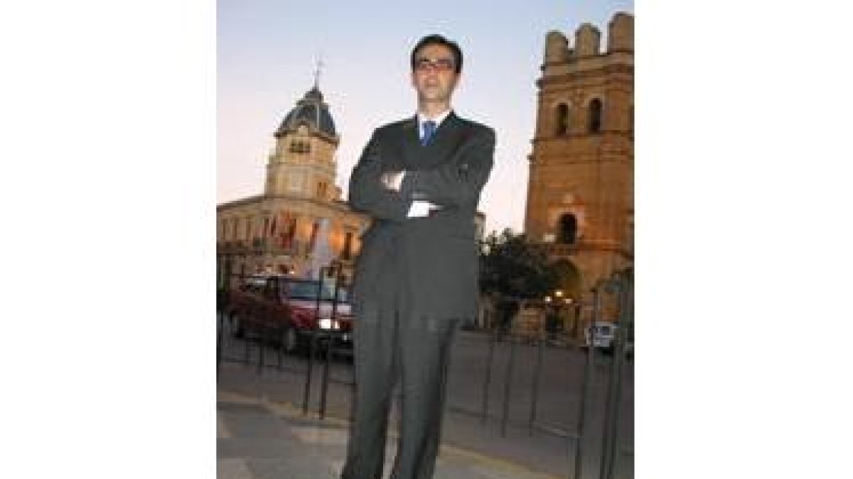 El alcalde, José Manuel Rodríguez, posa en la plaza Mayor de La Bañeza