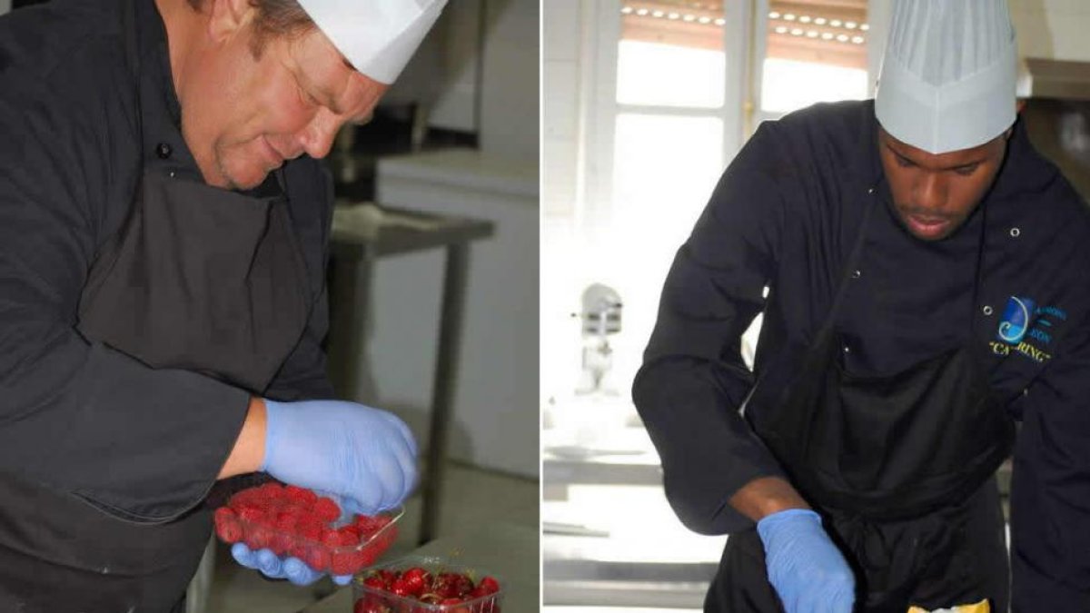 Dos cocineros preparan sus platos dentro del programa de Asprona-León. ASPRONA- LEÓN (M. ROBLES)