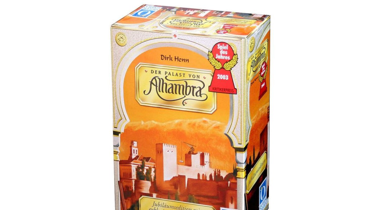 Arriba, una imagen de la caja del famoso juego de mesa. Junto a estas líneas, el creador de ‘Alhambra’, Dirk Henn.