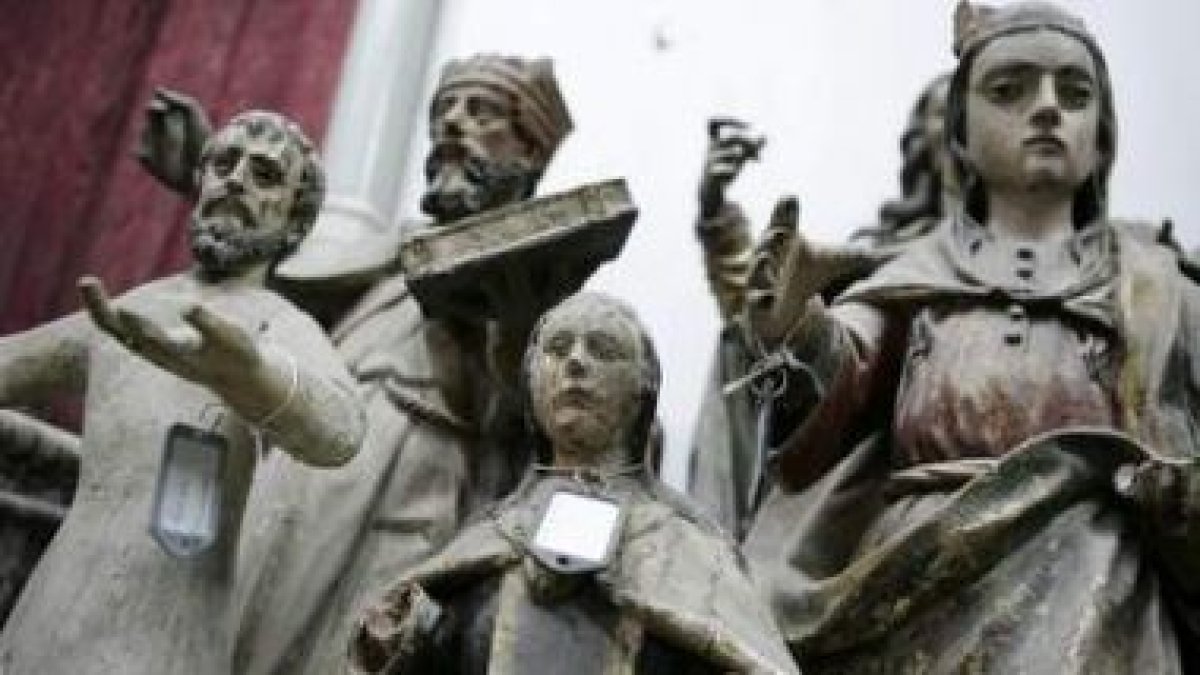 Tallas que aguardan en el almacén a ser restauradas.