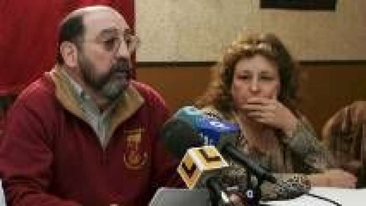 El secretario regional del PSOE, Ángel Villalba, momentos antes de su comparecencia ante los medios