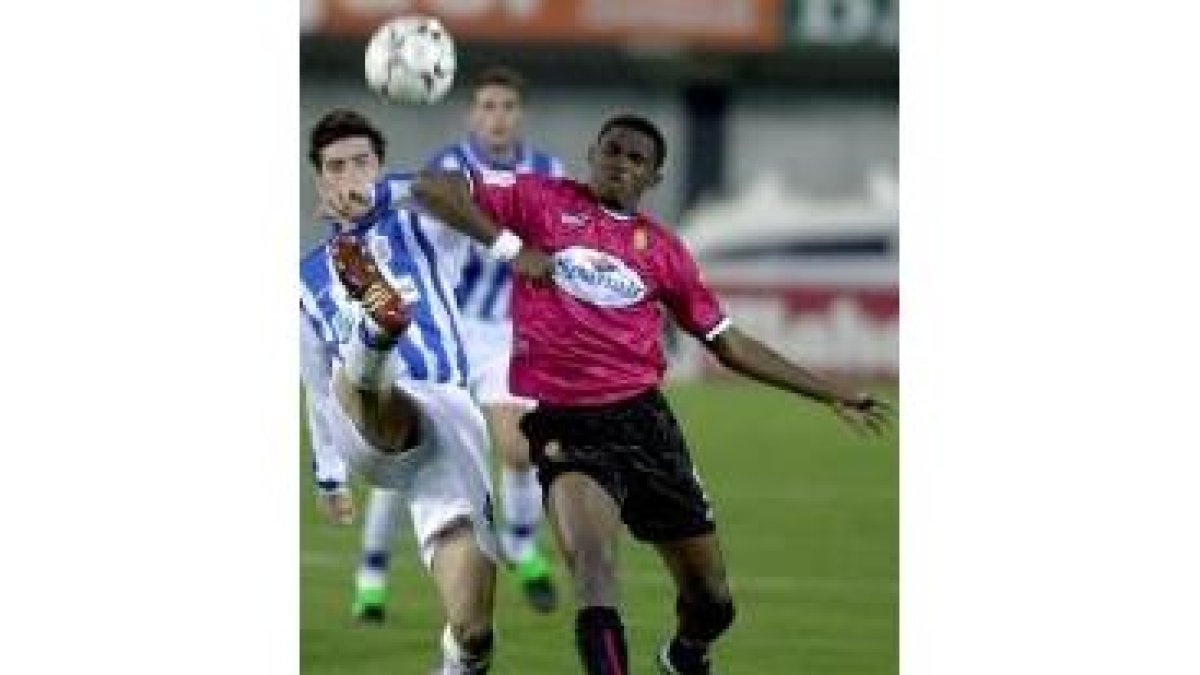 Etoo lucha por un balón con Iker Begoña, tras sustituir a Carlos