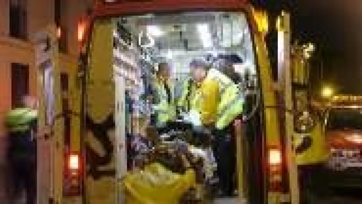 Los servicios de emergencias suben a la ambulancia al joven apuñalado