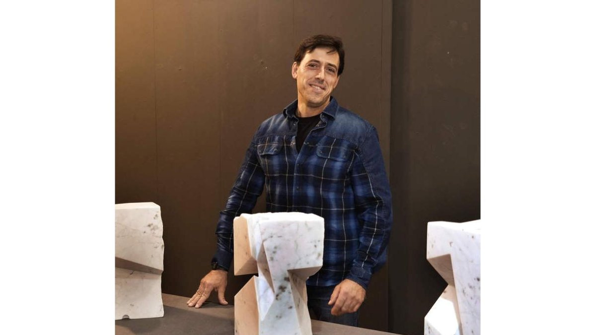 José Luis Casas posa con una de sus obras. CUEVAS