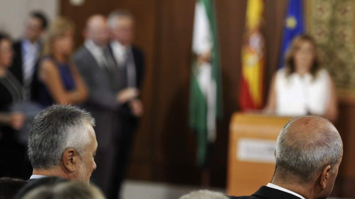 José Antonio Griñán y Manuel Chaves, en la toma de posesión de Díaz el pasado sábado.