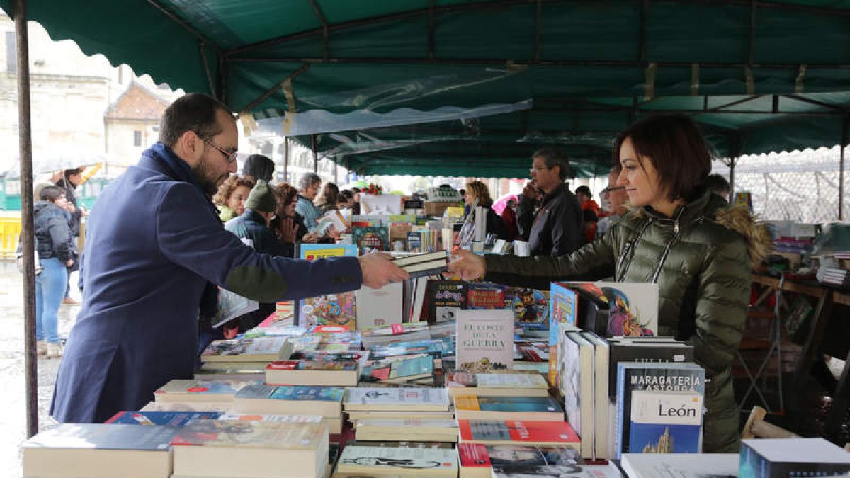 Imagen del pasado Día del Libro, que tuvo lugar frente a Botines, donde también se asentará la feria de este año. SECUNDINO PÉREZ