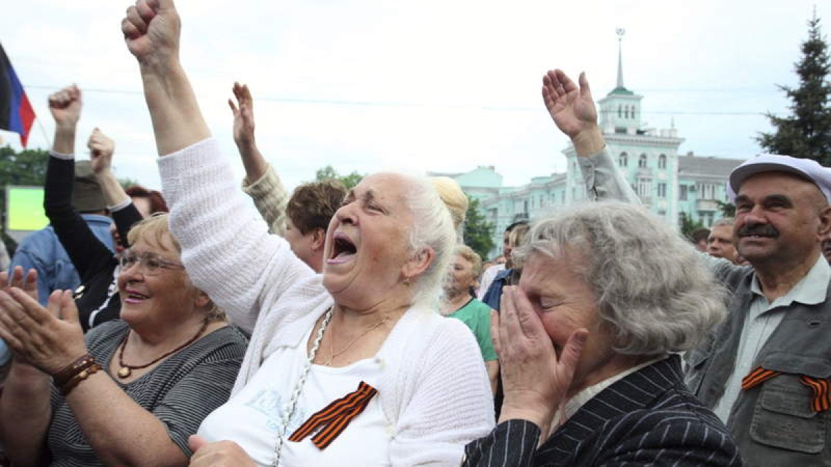 Varias personas celebran el resultado del referéndum del estado de la República de Lugansk.