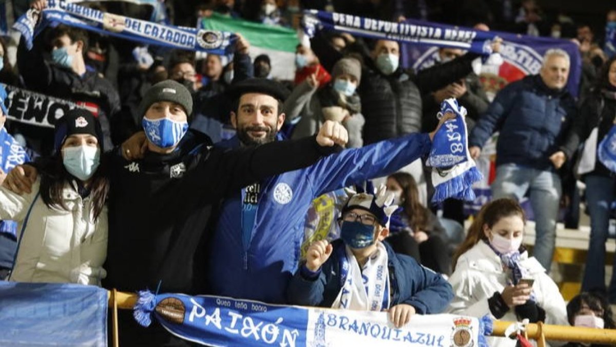 Aficionados del Dépor, en la última visita del equipo coruñés al Reino. MARCIANO PÉREZ