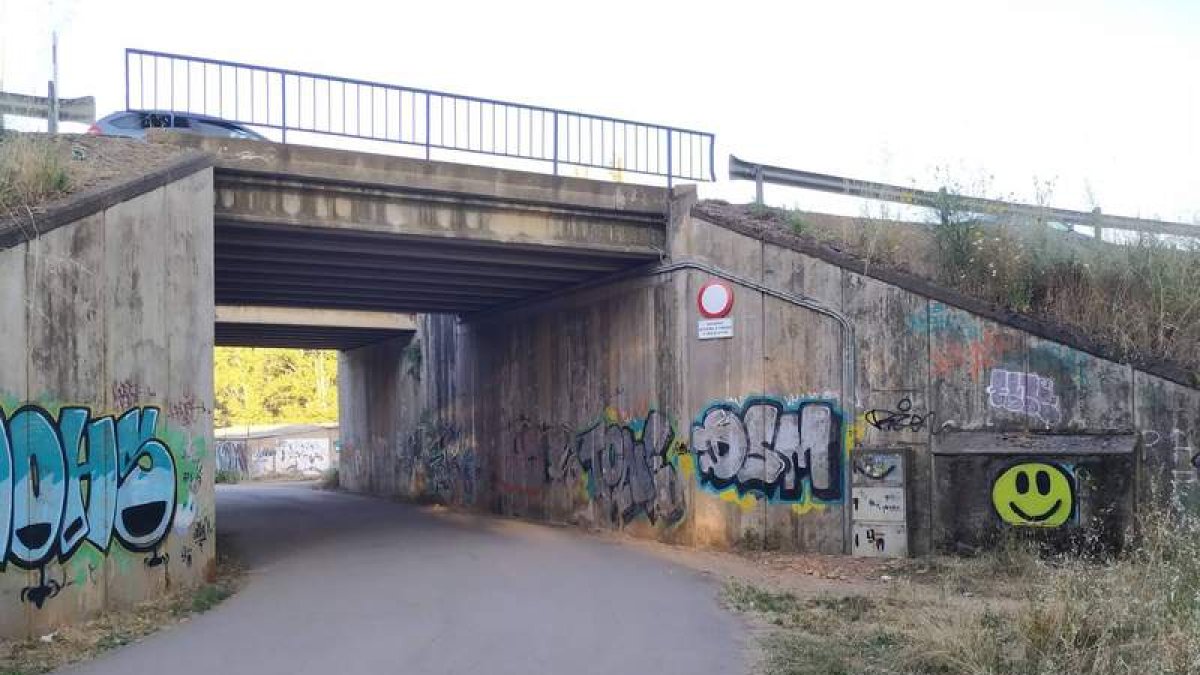 Paso inferior de acceso a la Candamia. DL
