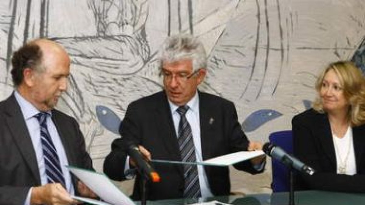 José Luis Angoso, Hermida y la directora de comunicación de Indra, Patricia Ferrando, en la firma de