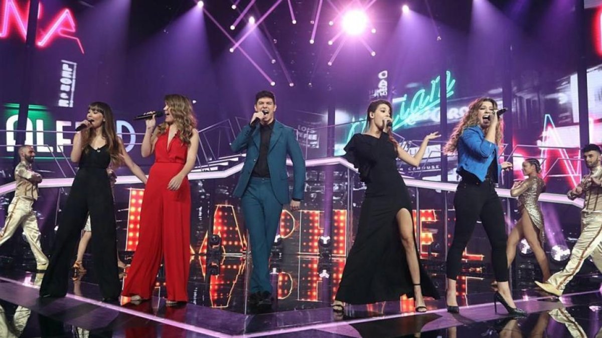 Los cinco finalistas, Aitana, Mireia, Alfred, Ana Guerra y Miriam, en la actuación grupal.