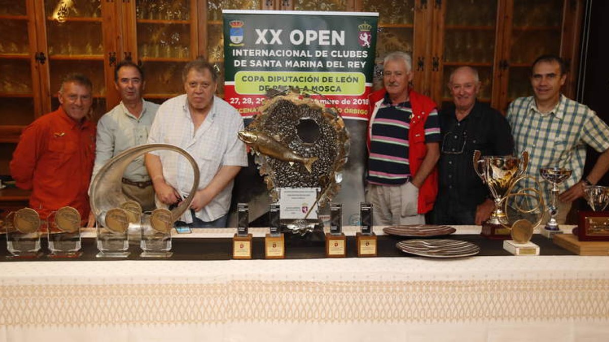 José Miguel Matilla, Antonio Antón, Luis Luengo, Regino Álvarez, Lamberto Sueskun y José Ramón Penilla, los fundadores del Open Internacional, ayer en la presentación del campeonato. RAMIRO
