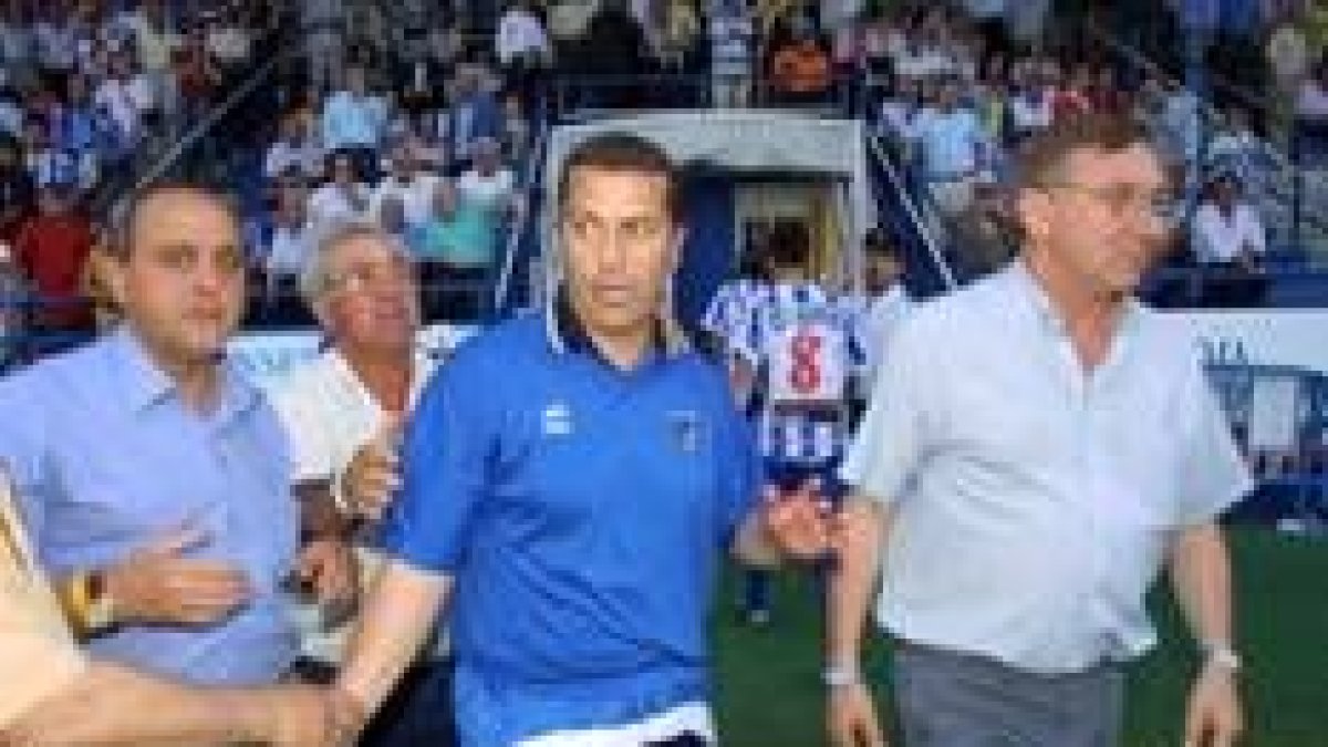 Álvarez Tomé es protegido cuando un aficionado se le encaró al final