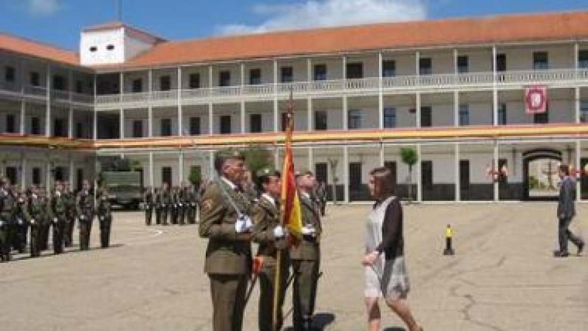 La concejala del PP Juana María Rivas se dispone a besar la bandera.