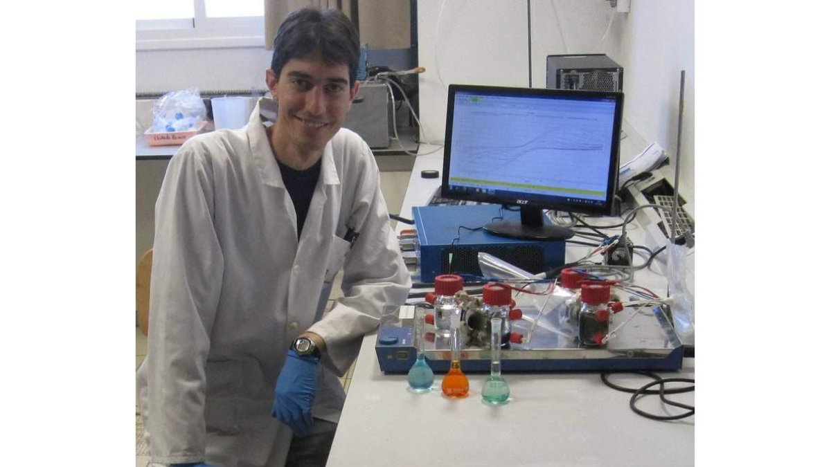 Raúl Mateos González en el laboratorio de la ULE donde investiga.