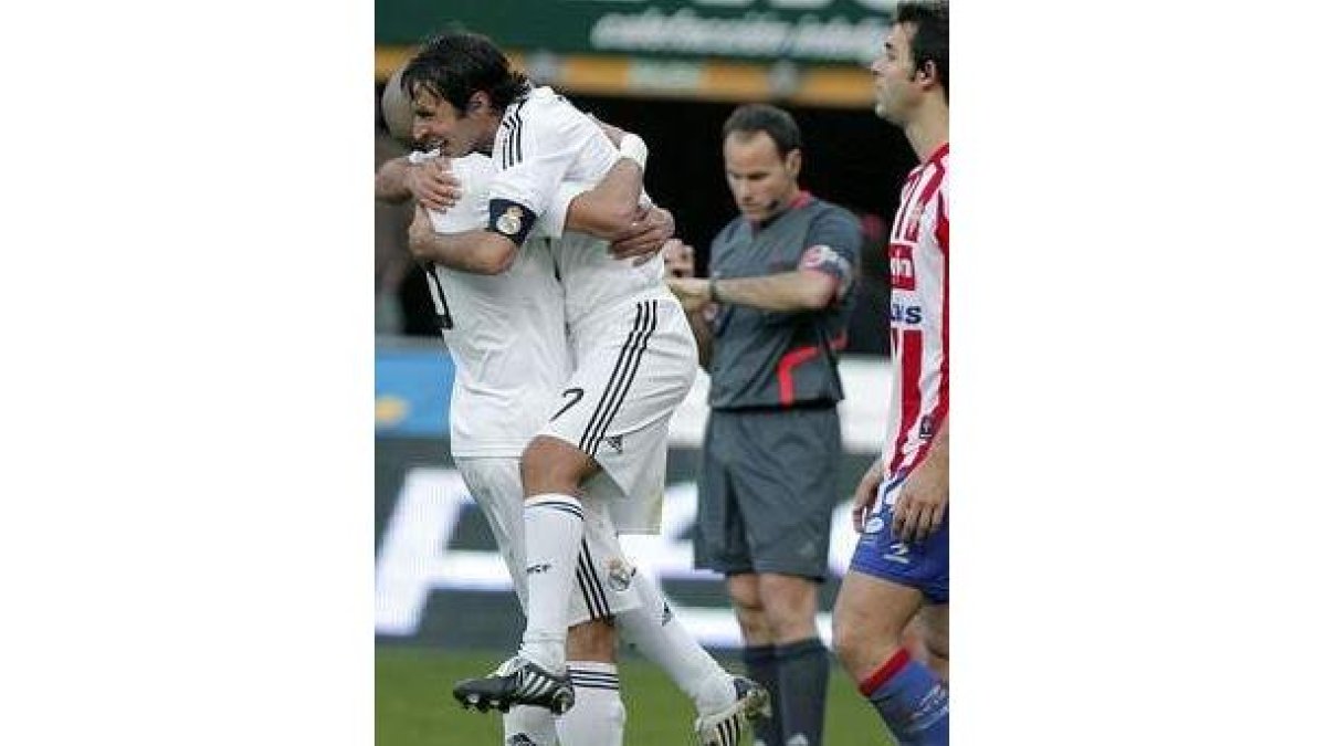Raúl González celebra con Pepe su segundo gol del partido