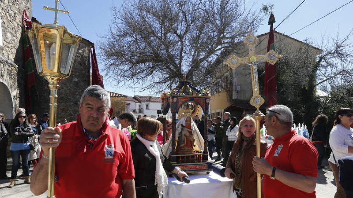 Las mujeres de La Garandilla, antes de iniciar su camino hacia Valdesamario con la Virgen de las Angustias, donde se encontrarán con la del Rosario