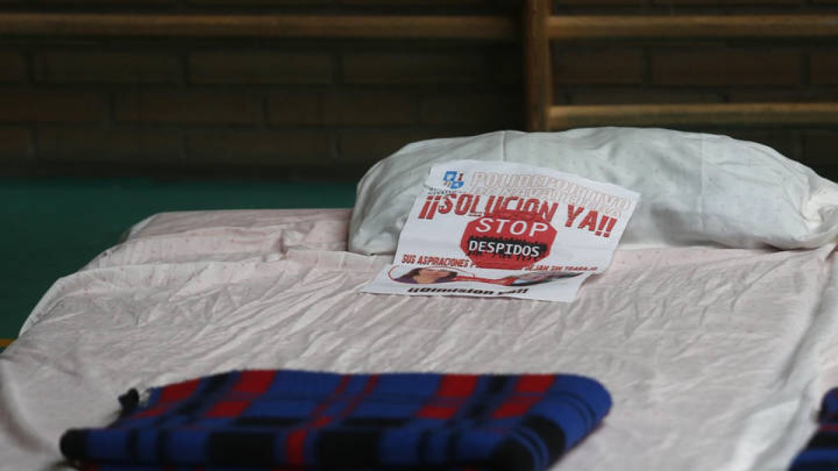 Los trabajadores despedidos por la junta vecinal de Navatejera, comienzan un encierro en el polideportivo. F. Otero Perandones.