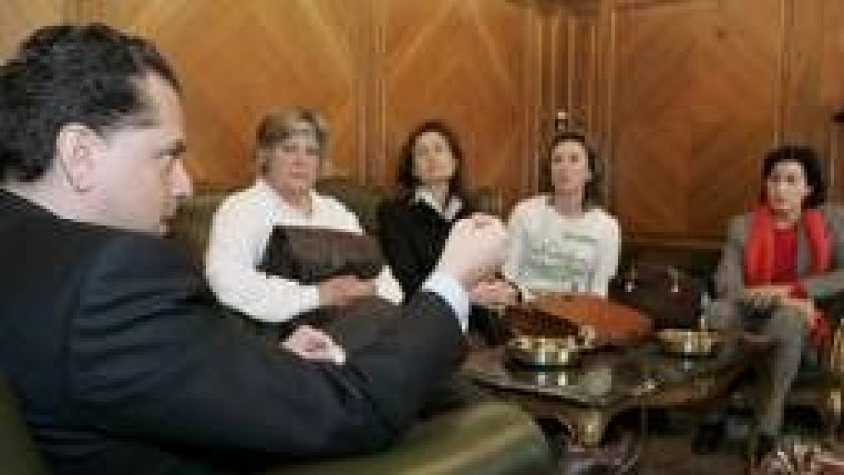 Amilivia se reunió con los vecinos y la oposición