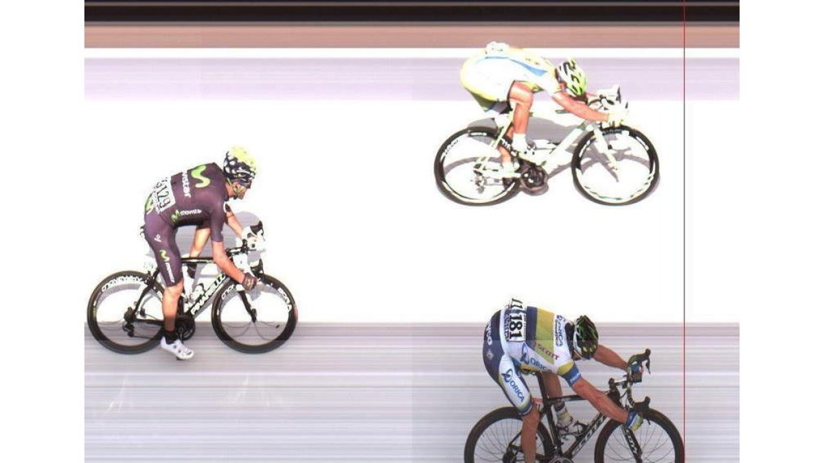 Simon Gerrans (abajo), el eslovaco Peter Sagan (arriba) y el español Joaquín Rojas en la llegada.
