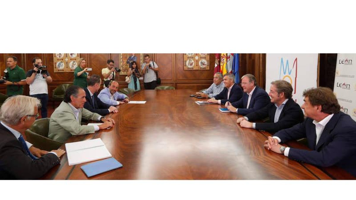 Momento de la reunión de representantes municipales de León con la Plataforma Atlántica Noroeste. JESÚS F. SALVADORES