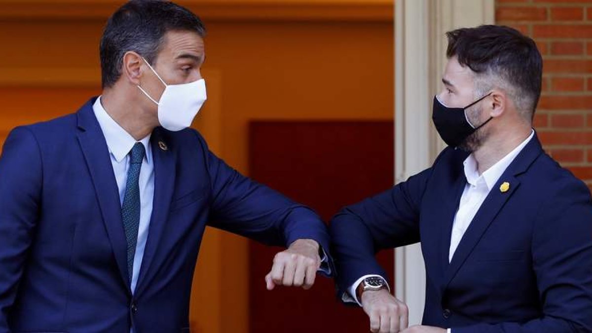 Pedro Sánchez recibe al portavoz de ERC, Gabriel Rufián, ayer, en el Palacio en La Moncloa, J.J. GUILLÉN