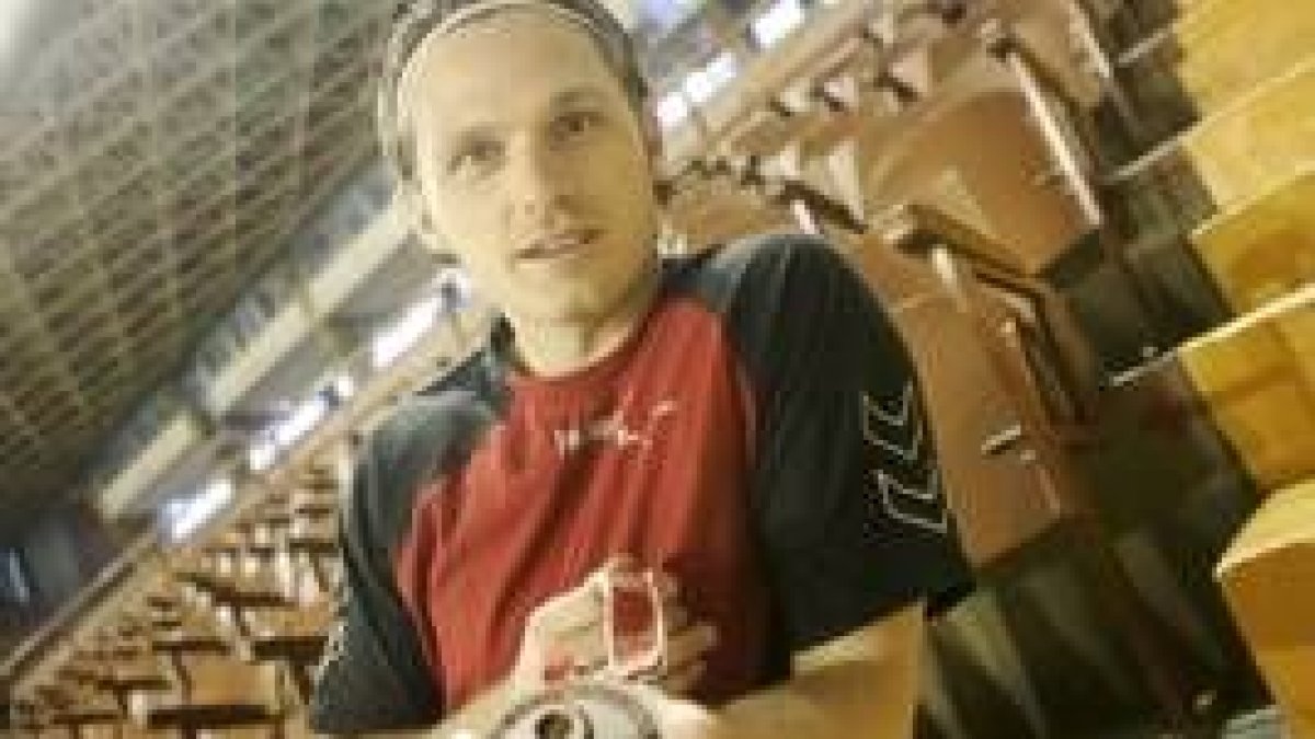 El jugador danés del Ademar, Claus Jakobsen, muestra la medalla conseguida con su selección