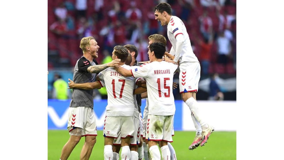Los daneses celebran el pase a cuartos de final de la Eurocopa. OLAF KRAAK