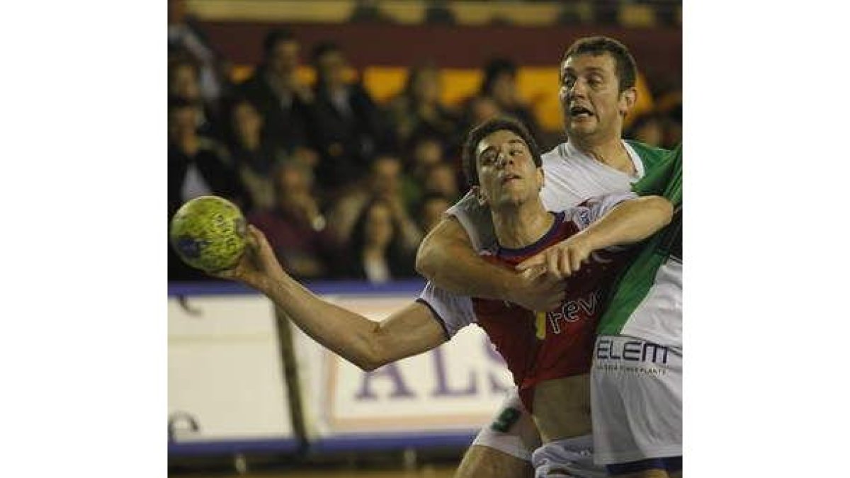 Goñi, en un lance del juego en el partido contra el Pelister.