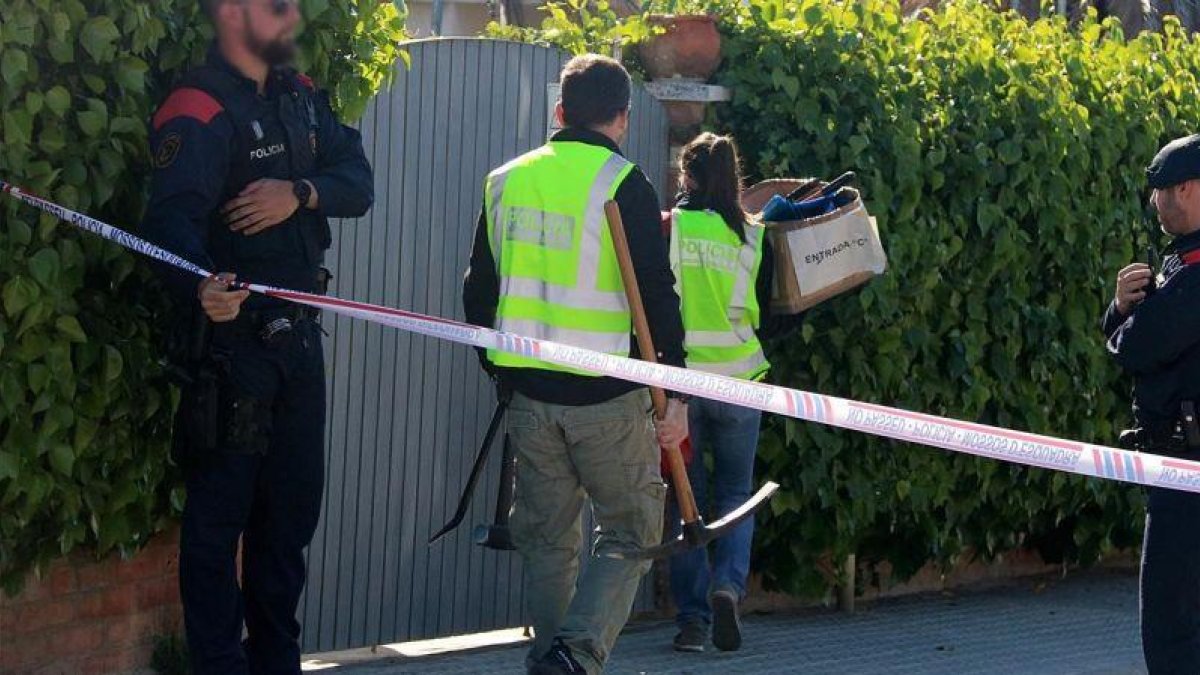 Mossos entran en casa de la urbana Rosa Peral, acusada de matar a su ex, en Vilanova i la Geltrú.