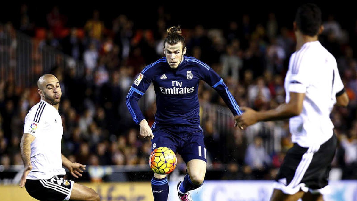 Gareth Bale disputa el balón con el defensa tunecino Aymen Abdennour durante el partido entre el Madrid y el Valencia.