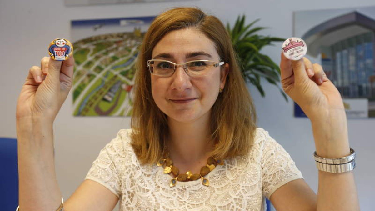 María Jesús Rodríguez muestra las chapas que se entregarán a los niños y niñas.