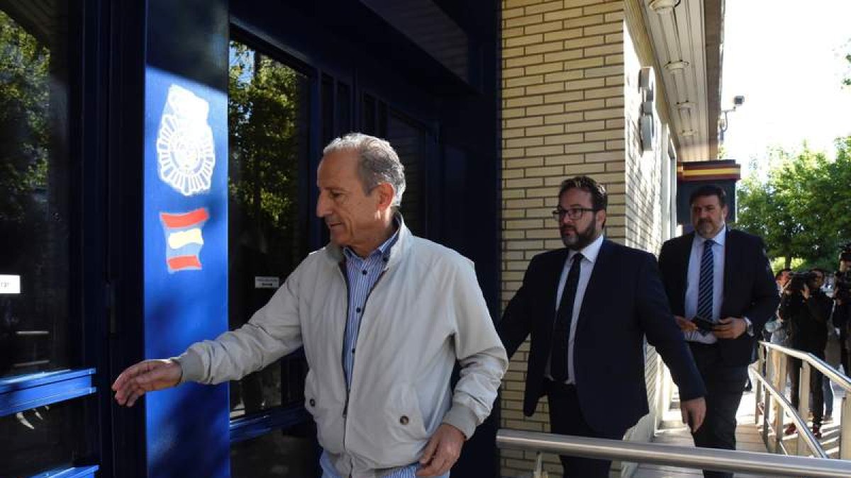 José Antonio Martín ‘Petón’, consejero del Huesca, a su llegada a comisaría para declarar. J. BLANCO