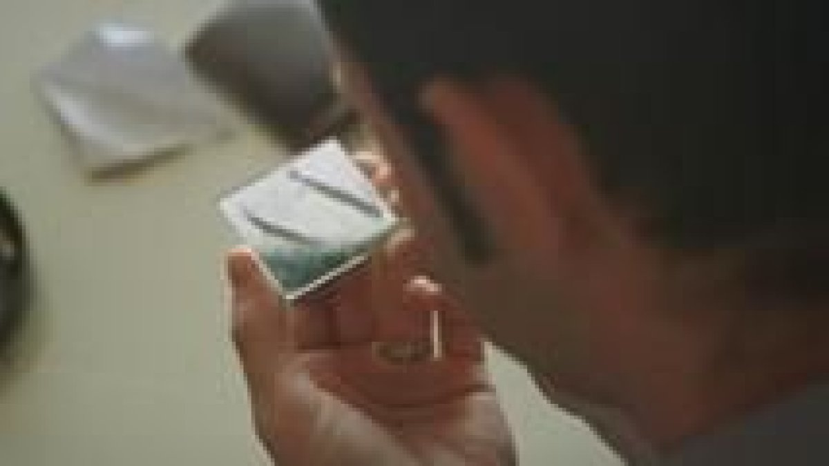 Un joven se dispone a esnifar cocaína, que en muchos casos puede estar adulterada y manipulada