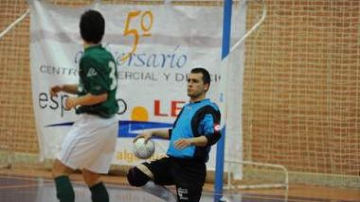 El portero leonés Jorge instantes antes de efectuar el saque que supuso el segundo gol local.