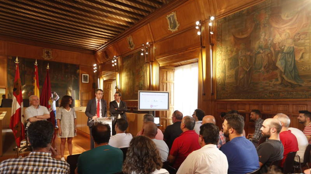 El presidente de la Diputación recibió ayer a los trabajadores de este año. JESÚS F. SALVADORES