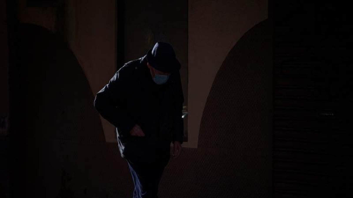 Un hombre mayor camina por una calle de A Coruña. CABALAR