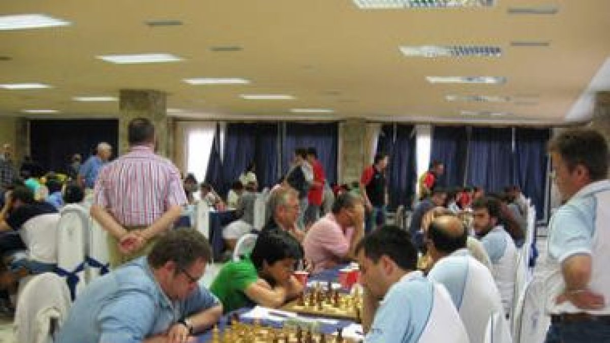 Pablo Santos, en primer término a la derecha, lideró al equipo leonés en el Nacional.