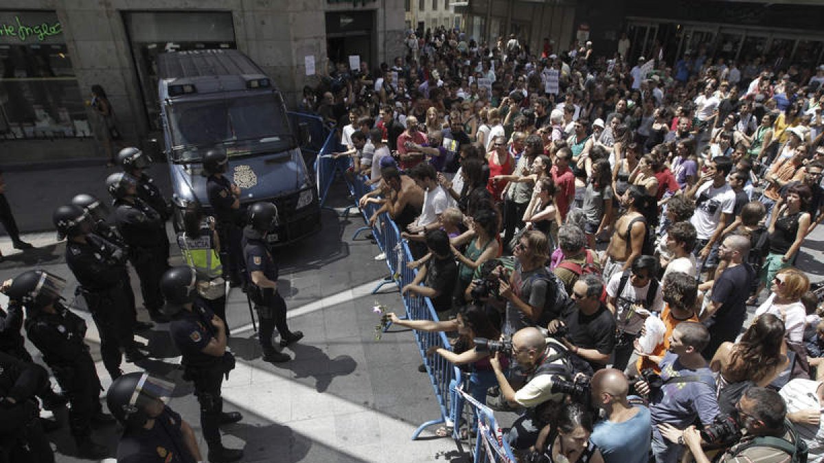 Los ‘indignados’, retenidos en la calle Preciados por el dispositivo policial.