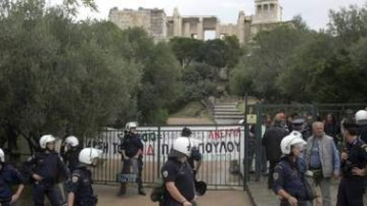 Antidisturbios vigilan la entrada a la Acrópolis tras dispersar a los manifestantes.
