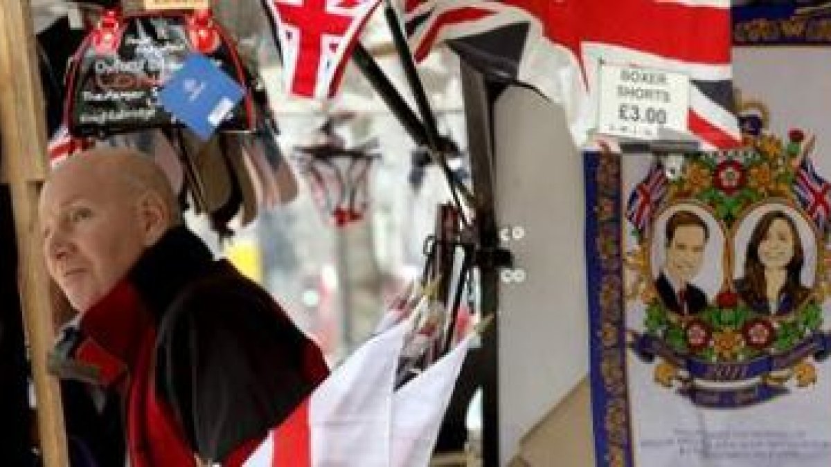 Un vendedor callejero expone sus «souvenirs» relacionados con la boda del príncipe Guill