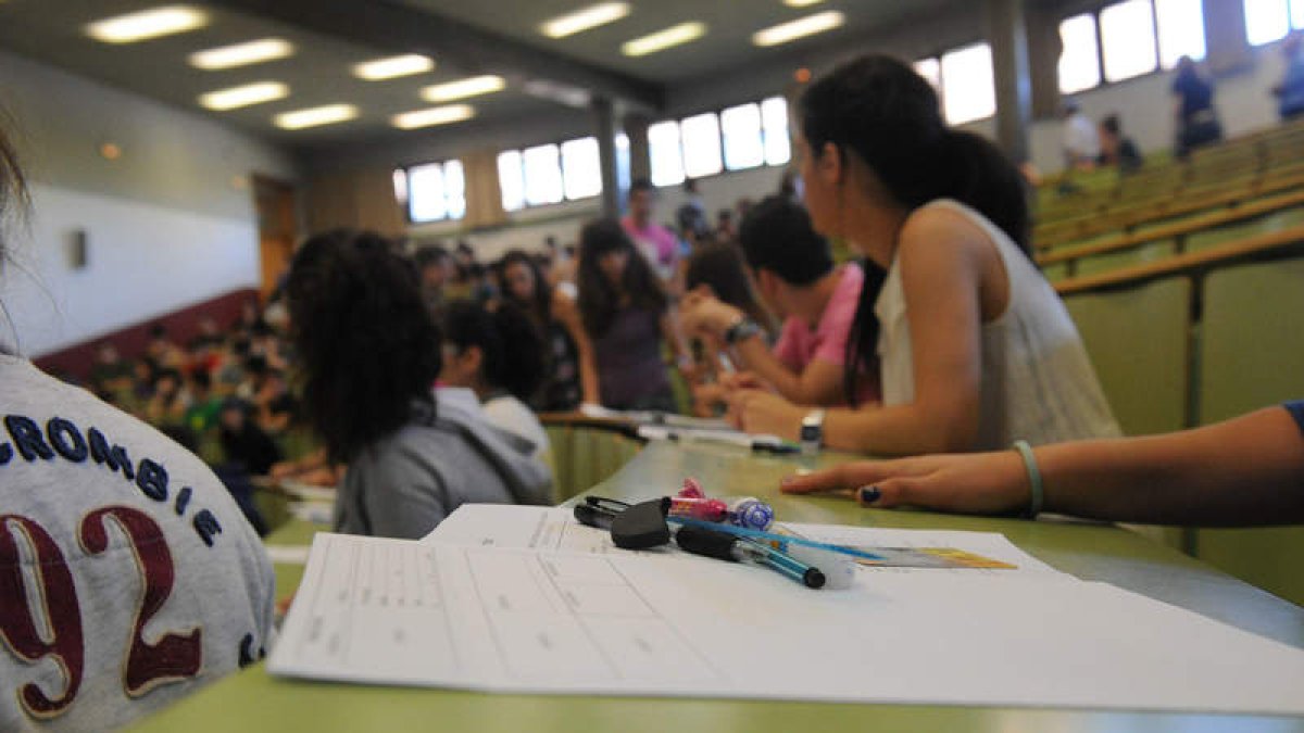 Alumnos de selectividad del pasado año se enfrentan a sus pruebas en aulas del Campus.